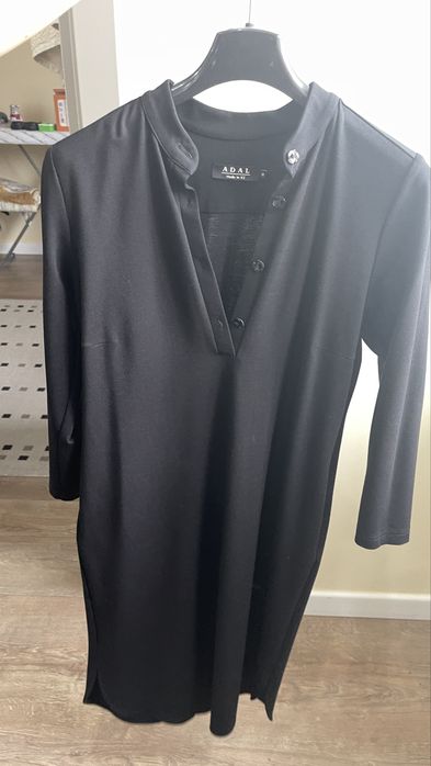 Черное платье удобно для кормящих