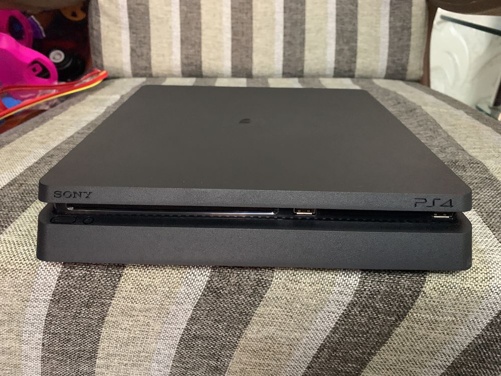 Playstation4 slim 500g два джестик  и 8 игр как на фото