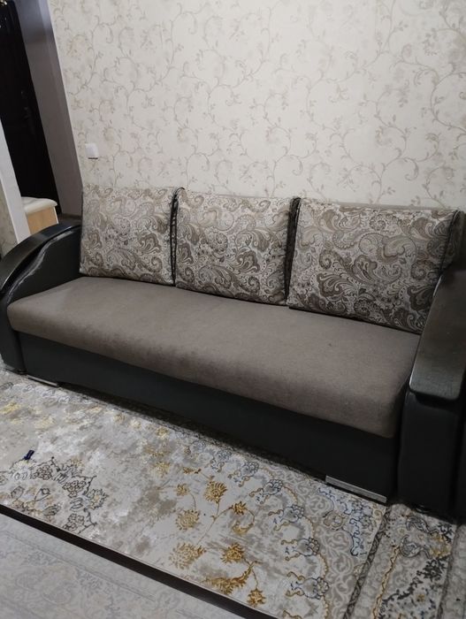 Три дивана. Даром. В нормальном состоянии.