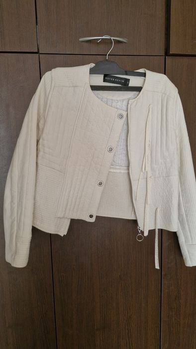 Късо дамско яке в бял цвят