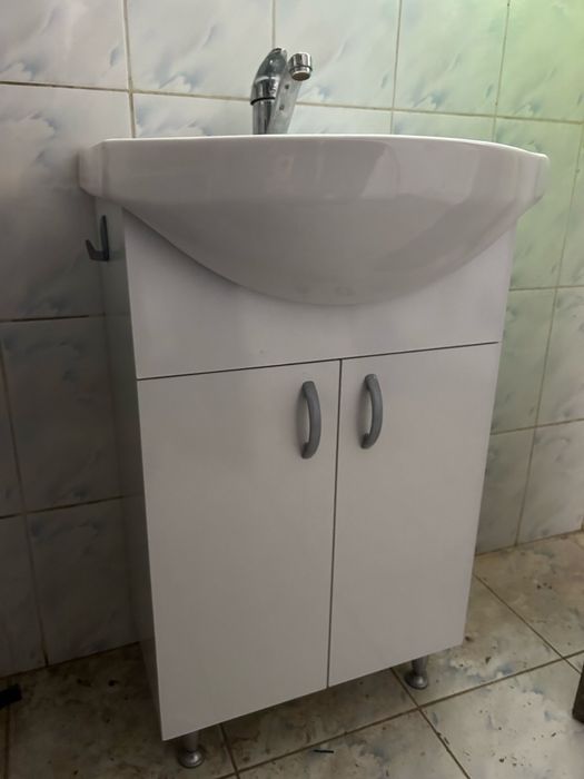 dulap, lavoar plus baterie