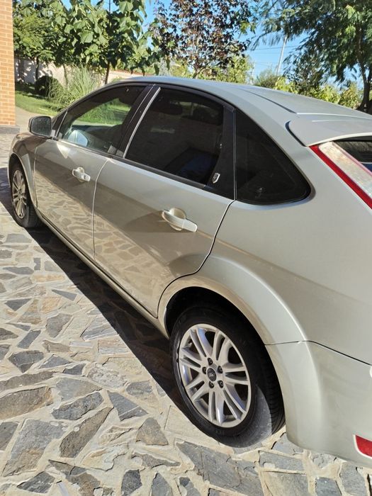 Vând Ford Focus hatchback 2009