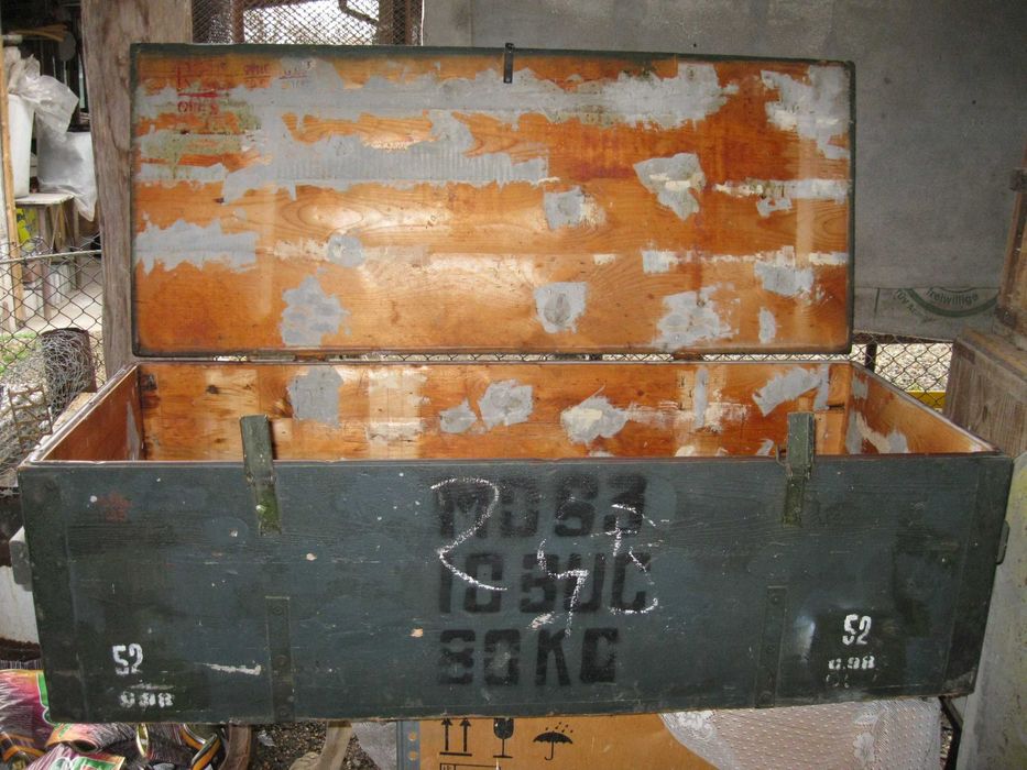 Vand lazi militare pentru munitie care au o vechime de peste 40 de ani