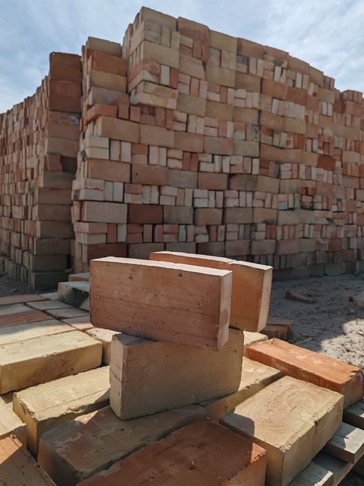 Продам дёшево красный полнотелый кирпич