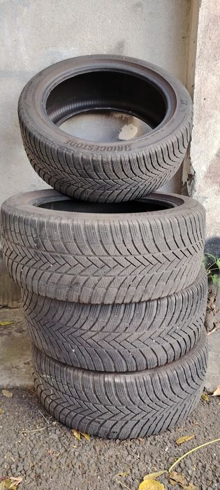 Vând 4 cauciucuri de iarna Bridgestone 245/45/18