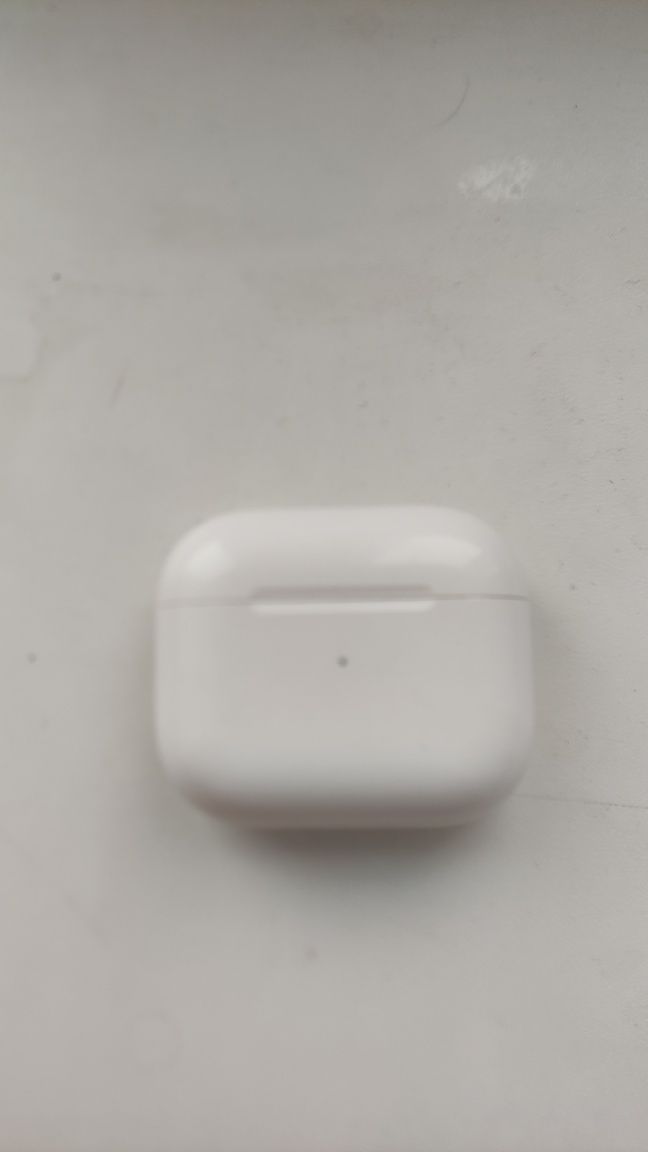 Продам оригинал кейс от airpods 3