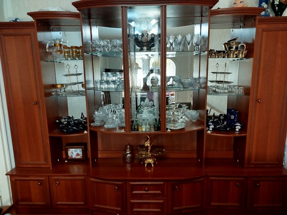 Сервант, стенка для посуд