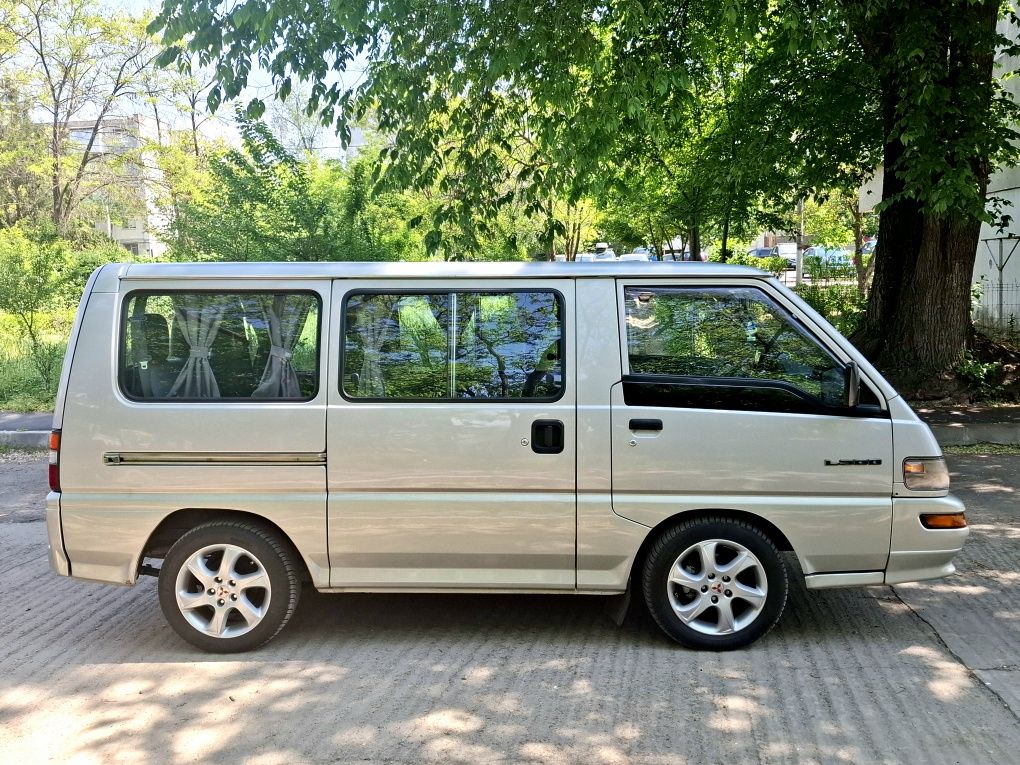 Oldtimer minibus 8+1 locuri Mitsubishi L300