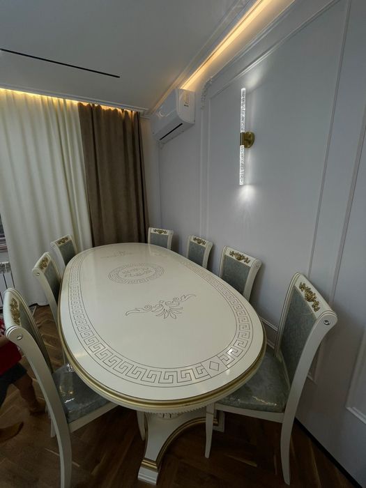 Продам раздвижной стол со стульями (8шт.стульев) в хорошем состоянии.