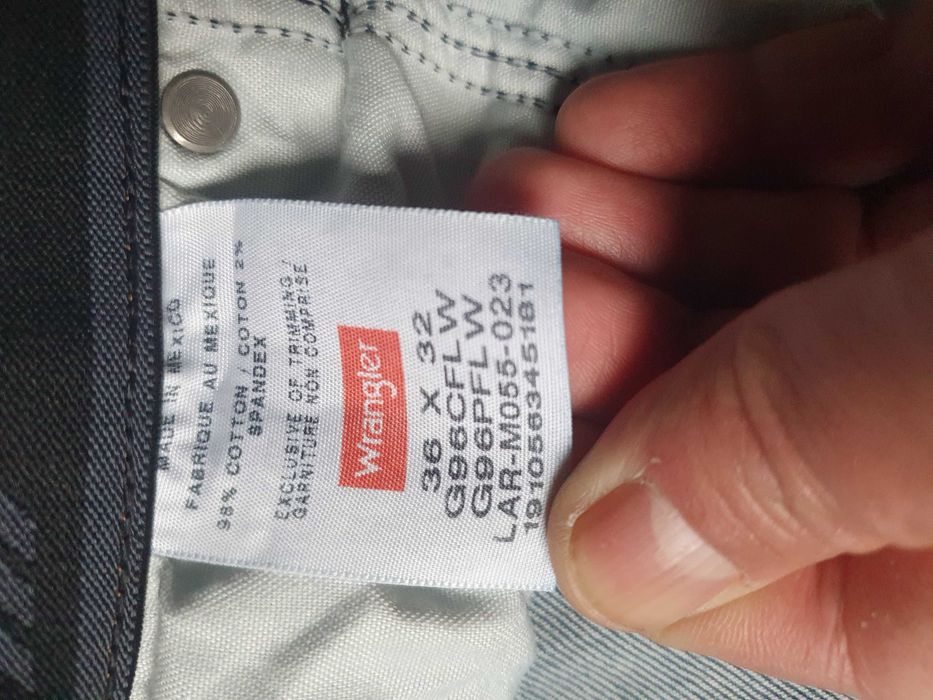 Blugi WRANGLER - Marime W36 L32 (Talie 102 cm)