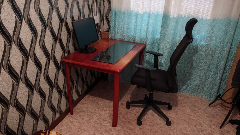 Кресло и рабочий стол