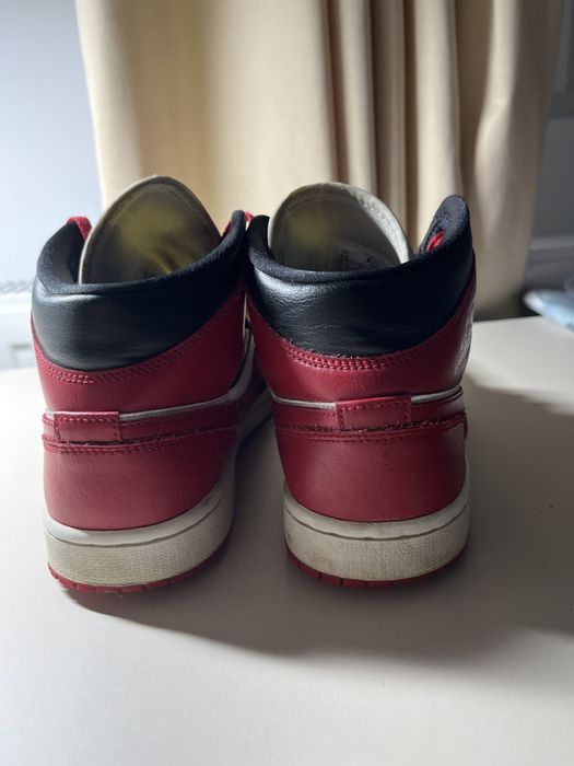 Jordan 1 mid rosi cu negru si alb.dau sj la schimb