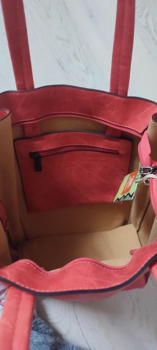 Червена дамска чанта