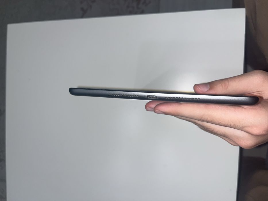 iPad 9 64GB ecran spart, functioneaza bine fara probleme