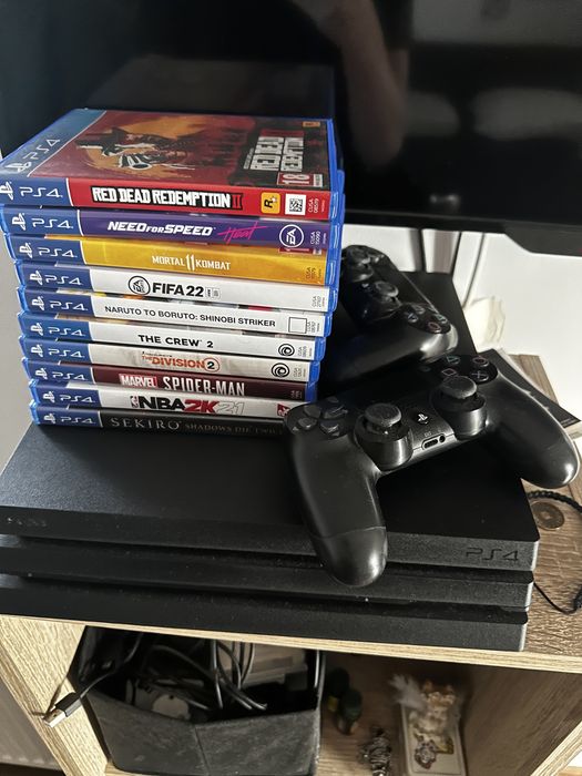 Ps4 pro cu 2 controllere si multe jocuri