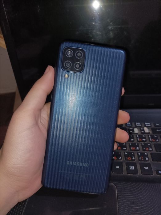 Samsung M12 karobkasi bor