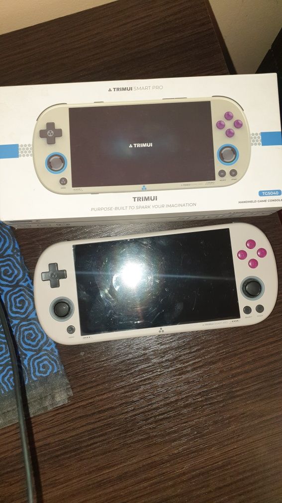 Продам игровую консоль Trimui