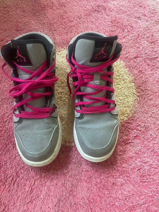 Adidas dama nike