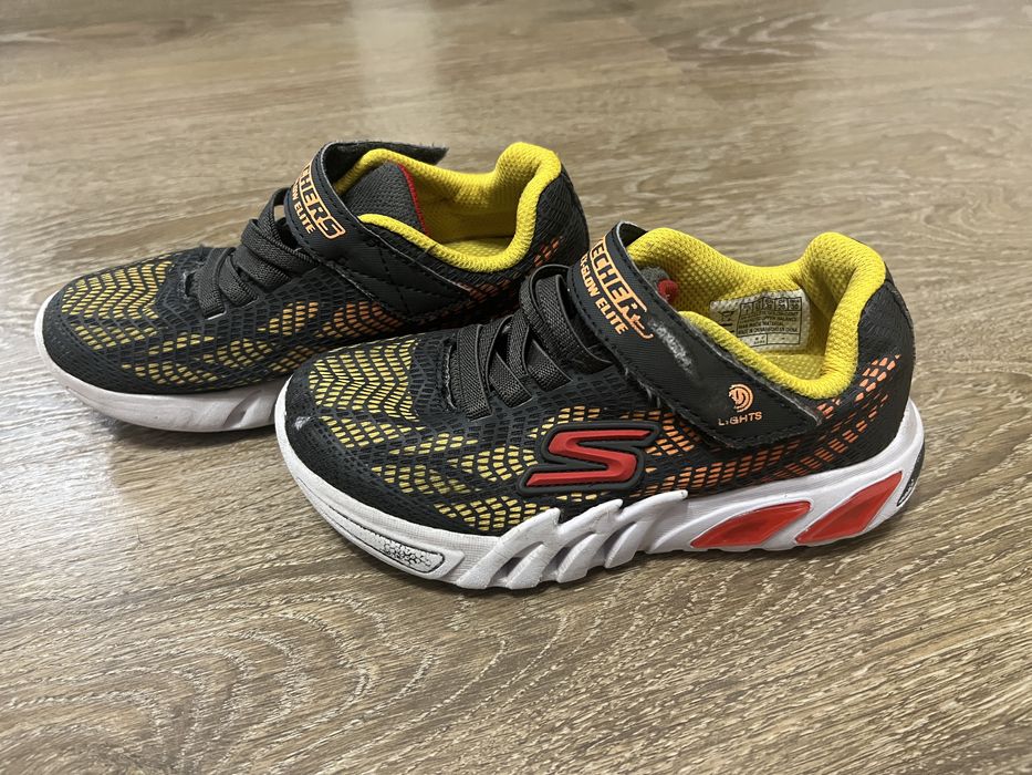 Adidasi Skechers cu leduri copii , marimea 32