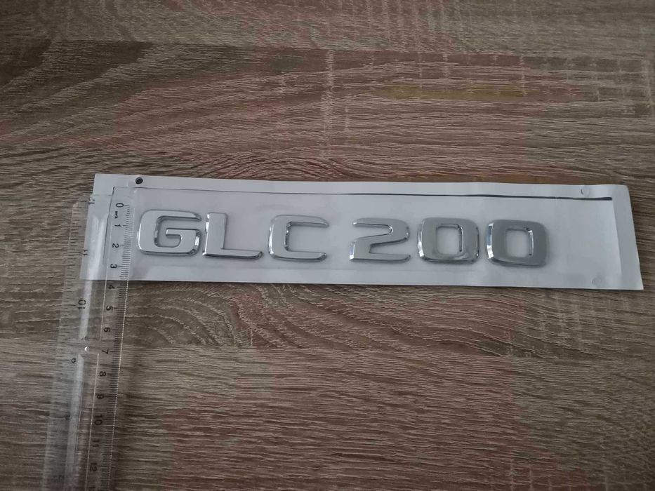 сребрист надпис Mercedes Benz GLC 200