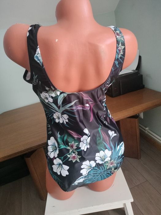 Vând Costum baie
