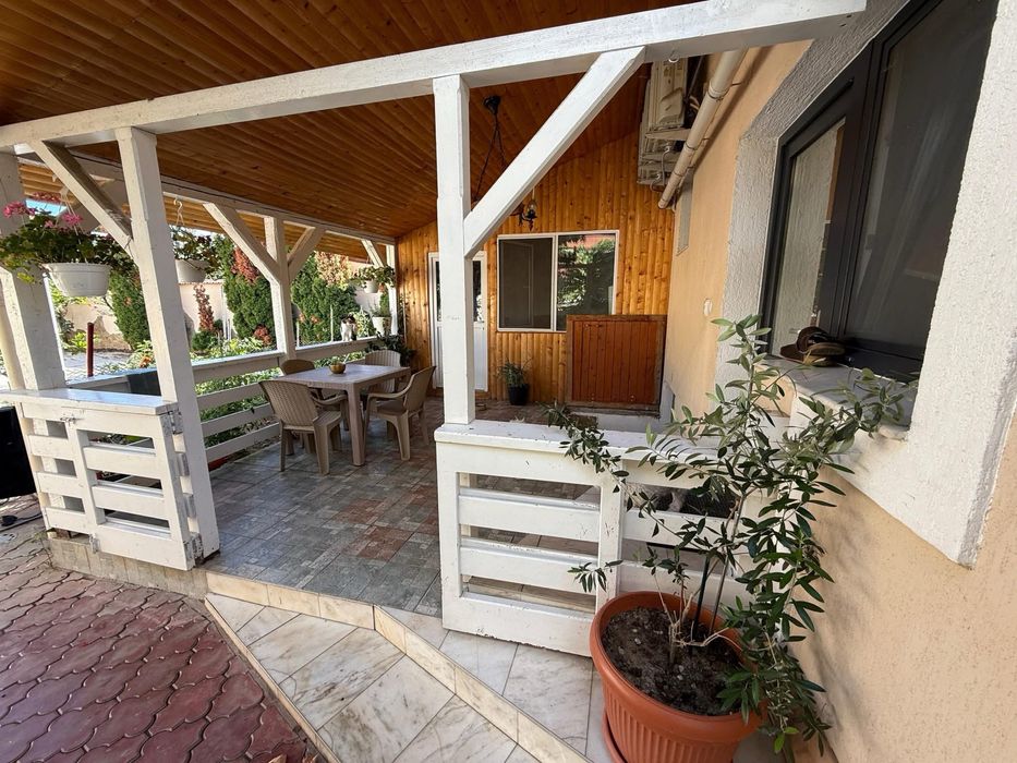 Ofer spre închiriere Casa cu 3 camere pe un nivel zona 14 Mai