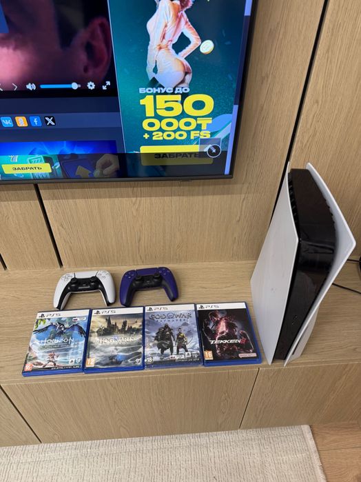 PlayStation 5 + 2 геймпада + набор игр