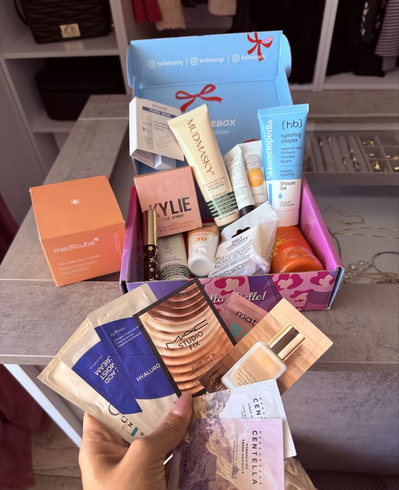 Кот от козметични продукти