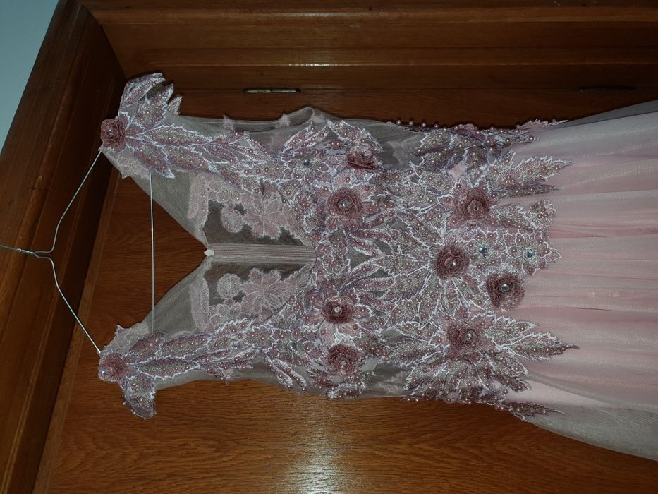 Vand rochie de ocazie facuta pe comanda