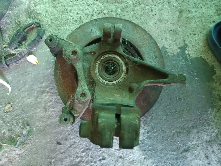 Fuzeta stânga completa cu rulment față Pegeout 206