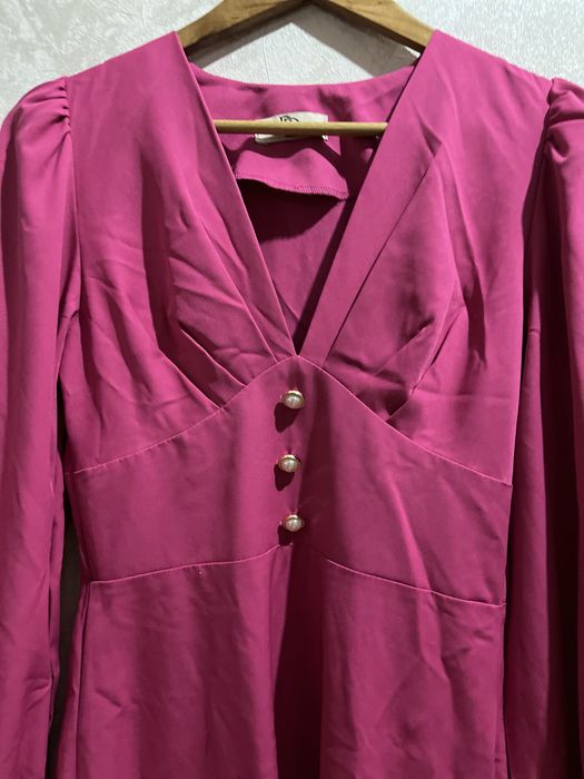 Женское платье малинового цвета