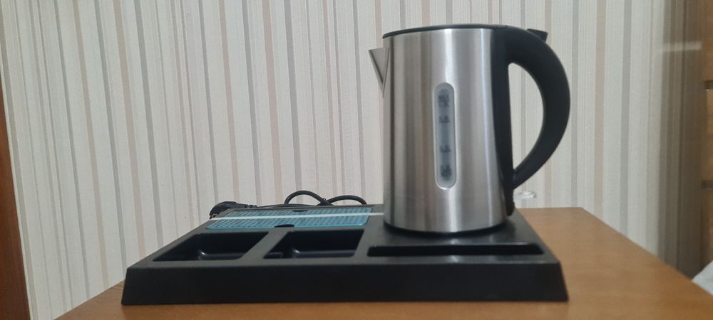 Продам электрический чайник с подносом