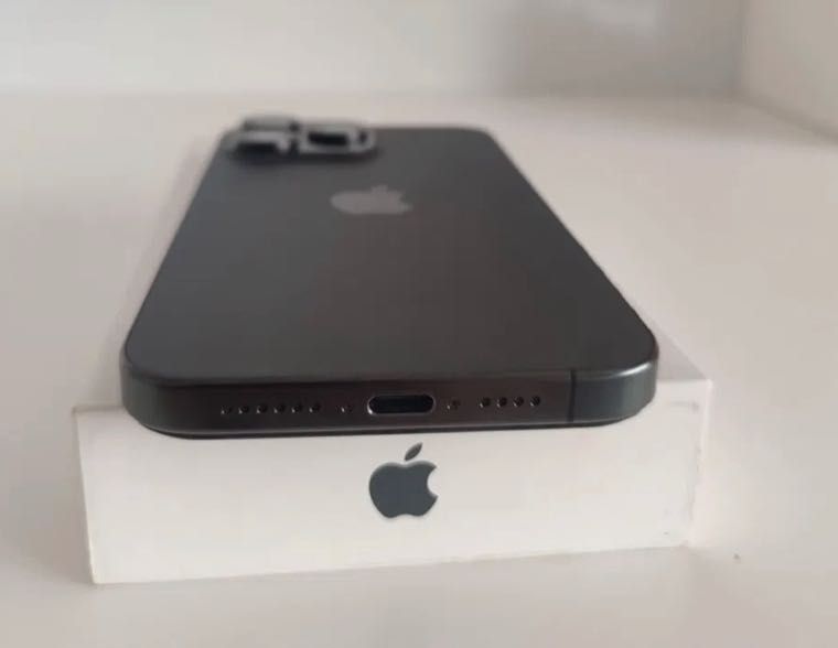 iPhone 15 Pro 128 GB - Black Titanium фабрично отключен