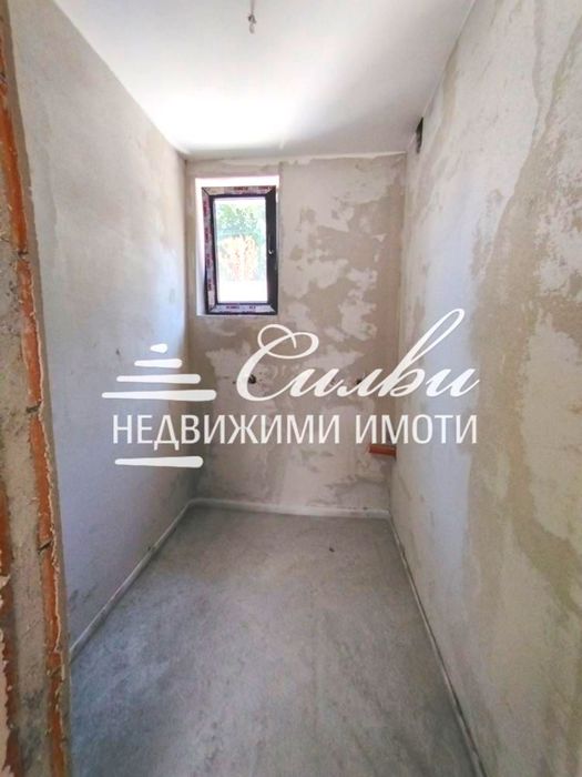 Тристаен апартамент в НОВОСТРОЯЩА СЕ жилищна сграда с ДВОР - Пети полк