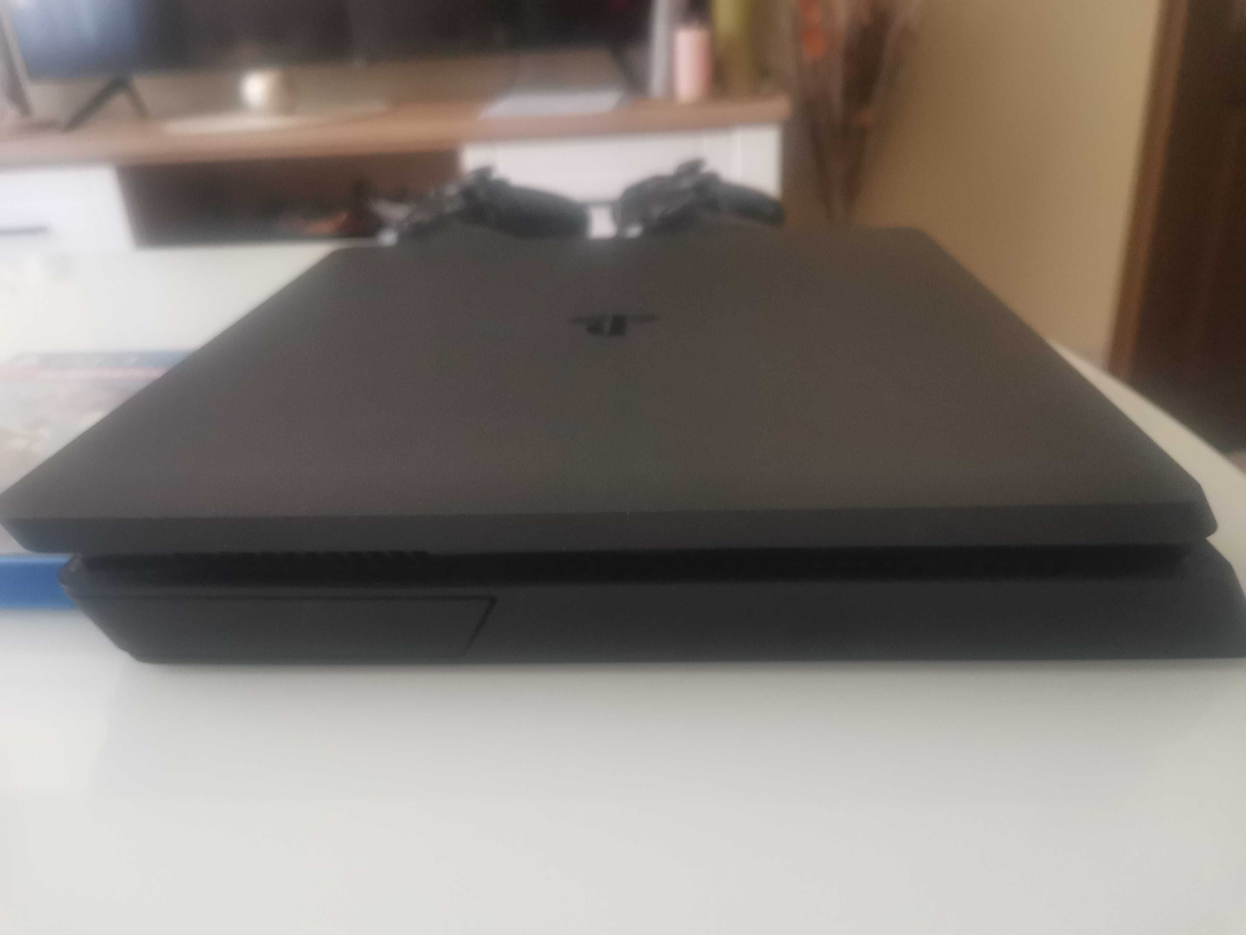 Ps4 Slim 1TB с 2 джойстика и игри