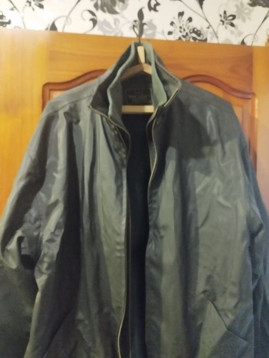 Две куртки демисизонная .цвет болото и черная
