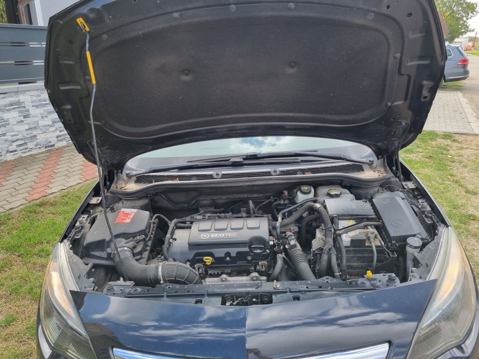Opel Astra J Turbo 140 CP 2011