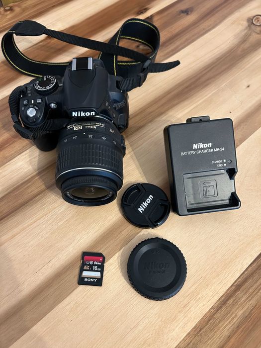 Nikon D3100 + Obiectiv Nikkor 18–55mm VR + Accesorii