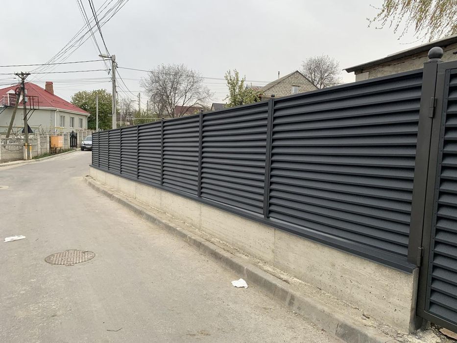 Construim garduri si porti din sipca metalica, panouri stil jaluzele,