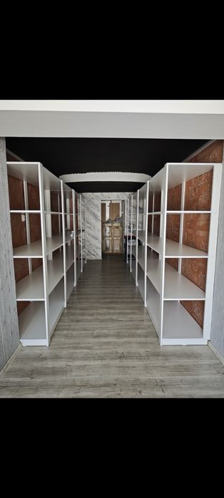 Rafturi magazin, aproape noi, impecabile