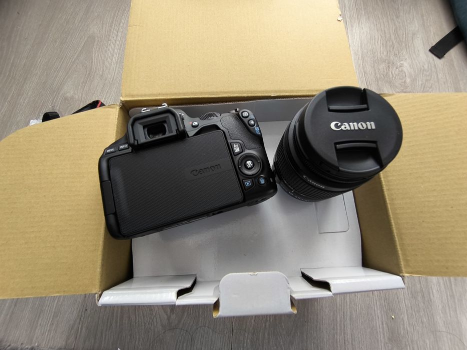 Aparat Foto Canon EOS 250D + Kit Obiectiv EF-S 18-55mm IS STM Nou