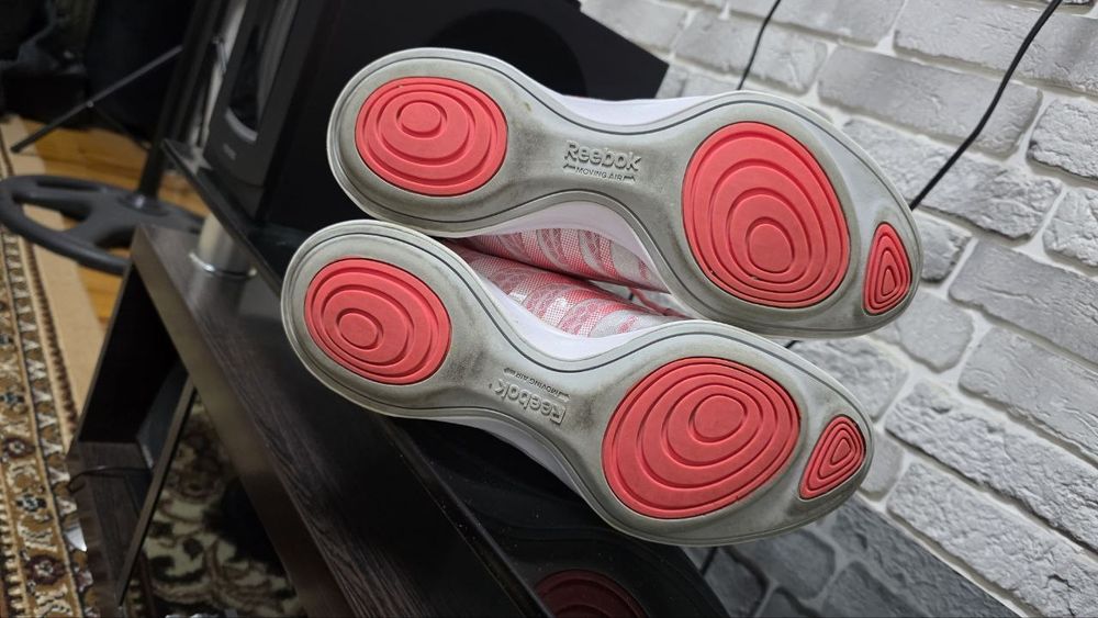 Женнские кроссовки Reebok