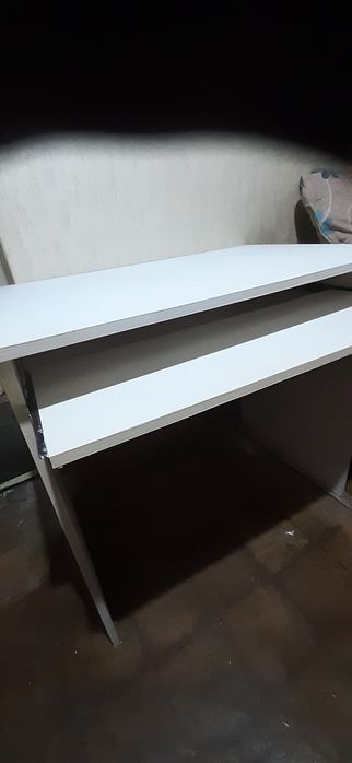 Бяло бюро с плот за клавиатура