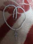 Colier elegant cu pandantiv cruce din perle