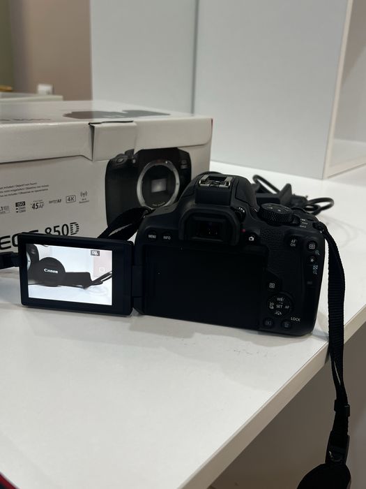 Фотоапарат CANON EOS 850D и обектив CANON 18-55mm