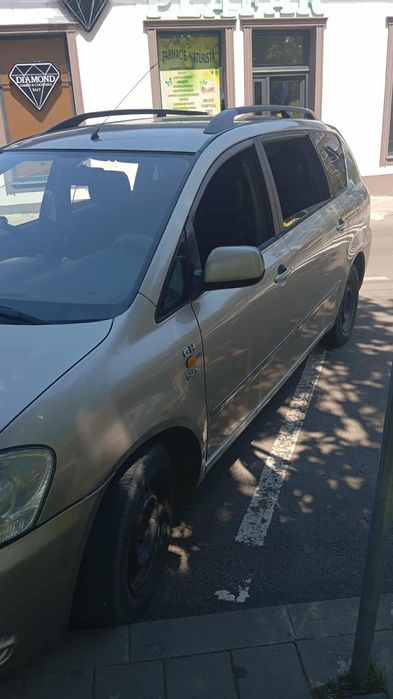 Vand Toyota avenisis cu radiatorul spart