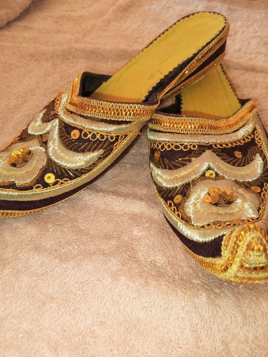 Milli chopon uslubidagi shipa — bejirim va nafis oyoq kiyim juda zor