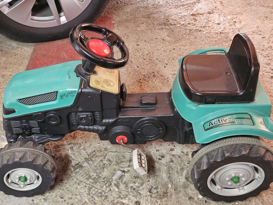 Tractor pentru copii cu pedale