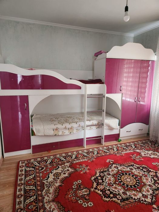 Двухъярусная кровать для детей парта мебель  для девочек почти новая