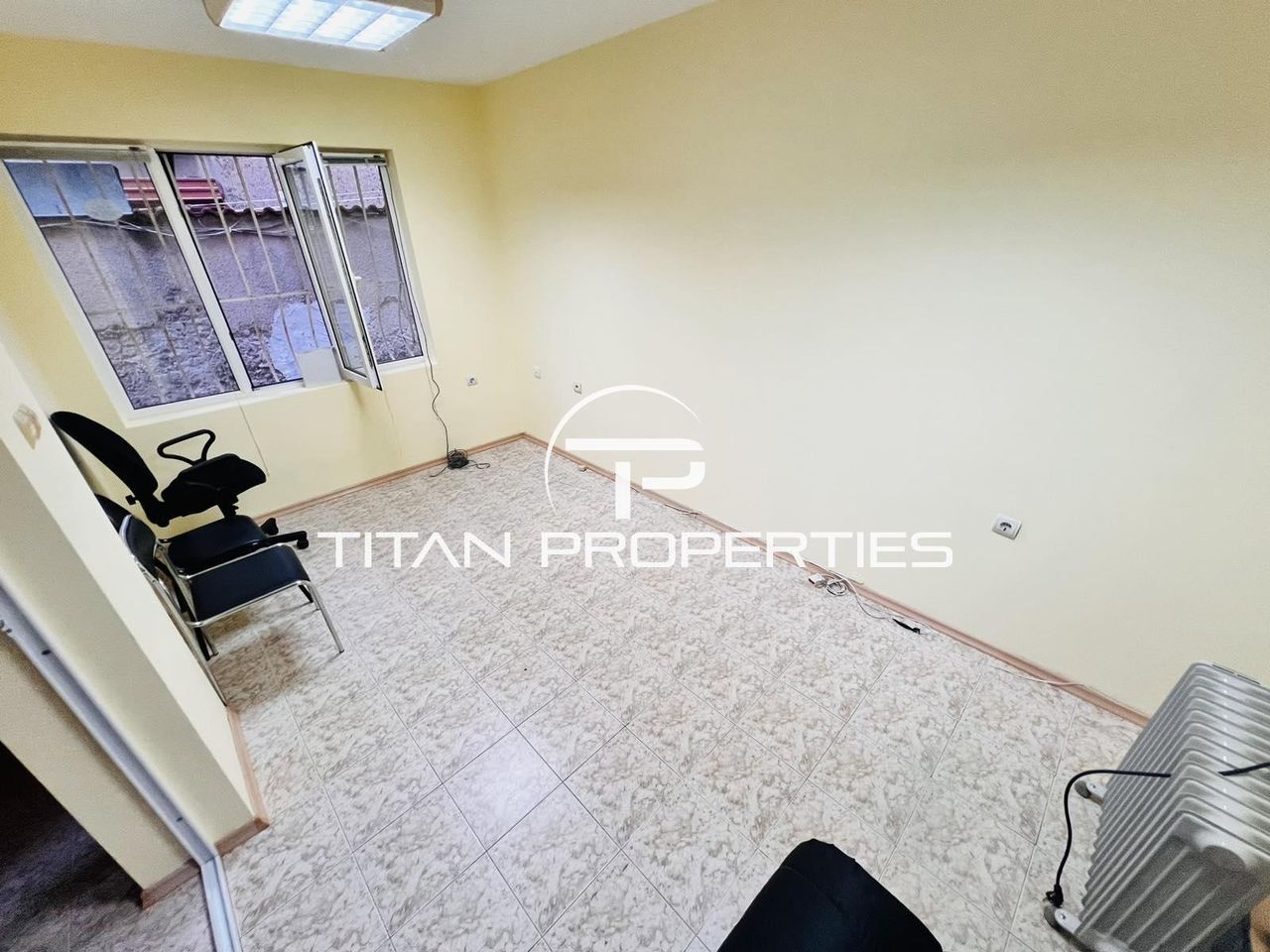 Дава се под наем Офис в Бургас, Център - 35 кв.м за 229.5 € - Снимка #1